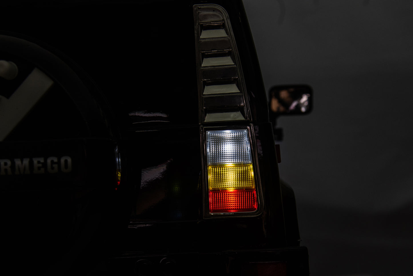 12V7A 30W*2 Four-Wheel Drive Leather Seat One Button Start, Forward And Backward, High And Low Speed, Music, Front Light, Power Display, Two Doors Can Open, 2.4G R / C, Seat Belt Four Wheel Absorber - Black
