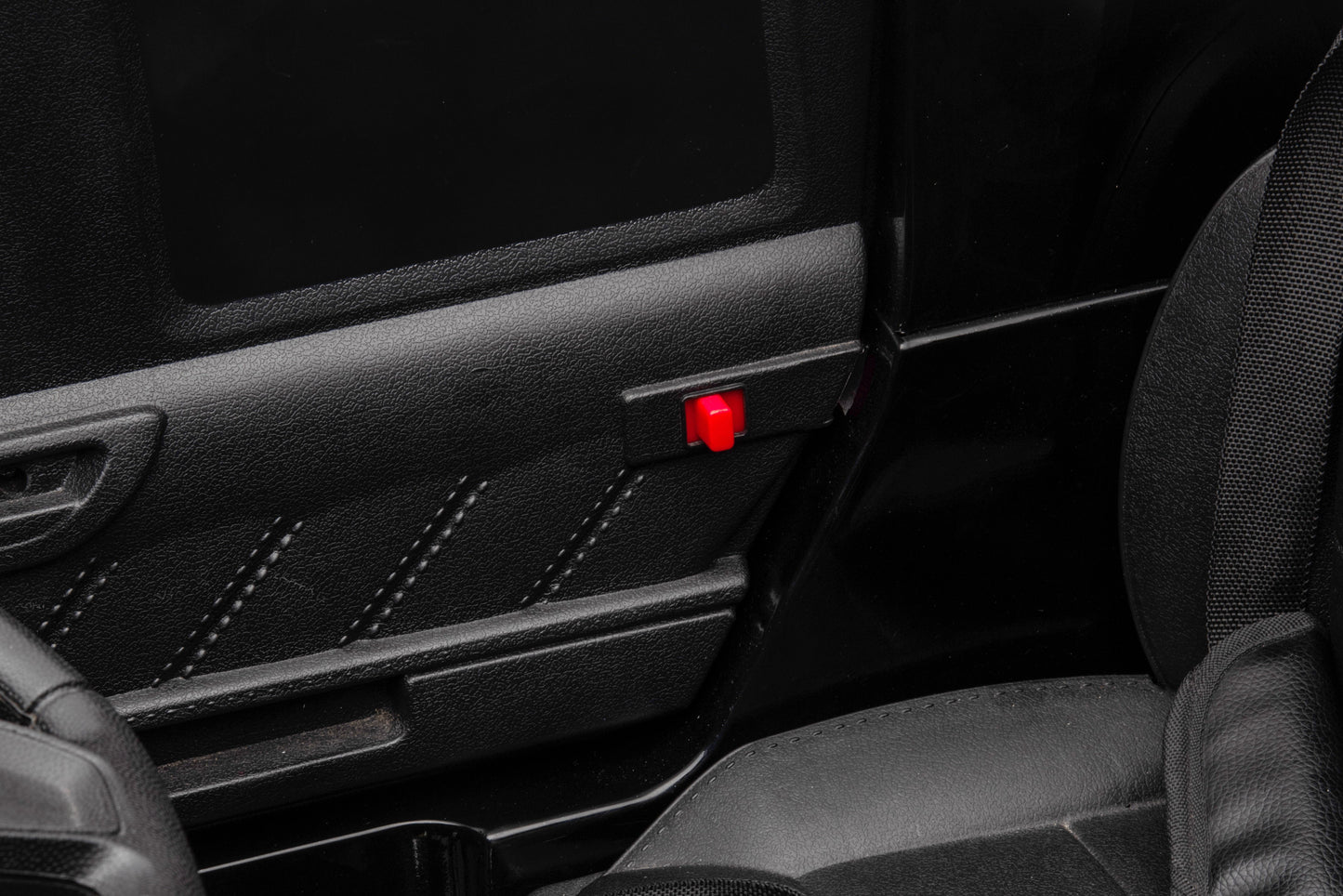 12V7A 30W*2 Four-Wheel Drive Leather Seat One Button Start, Forward And Backward, High And Low Speed, Music, Front Light, Power Display, Two Doors Can Open, 2.4G R / C, Seat Belt Four Wheel Absorber - Black