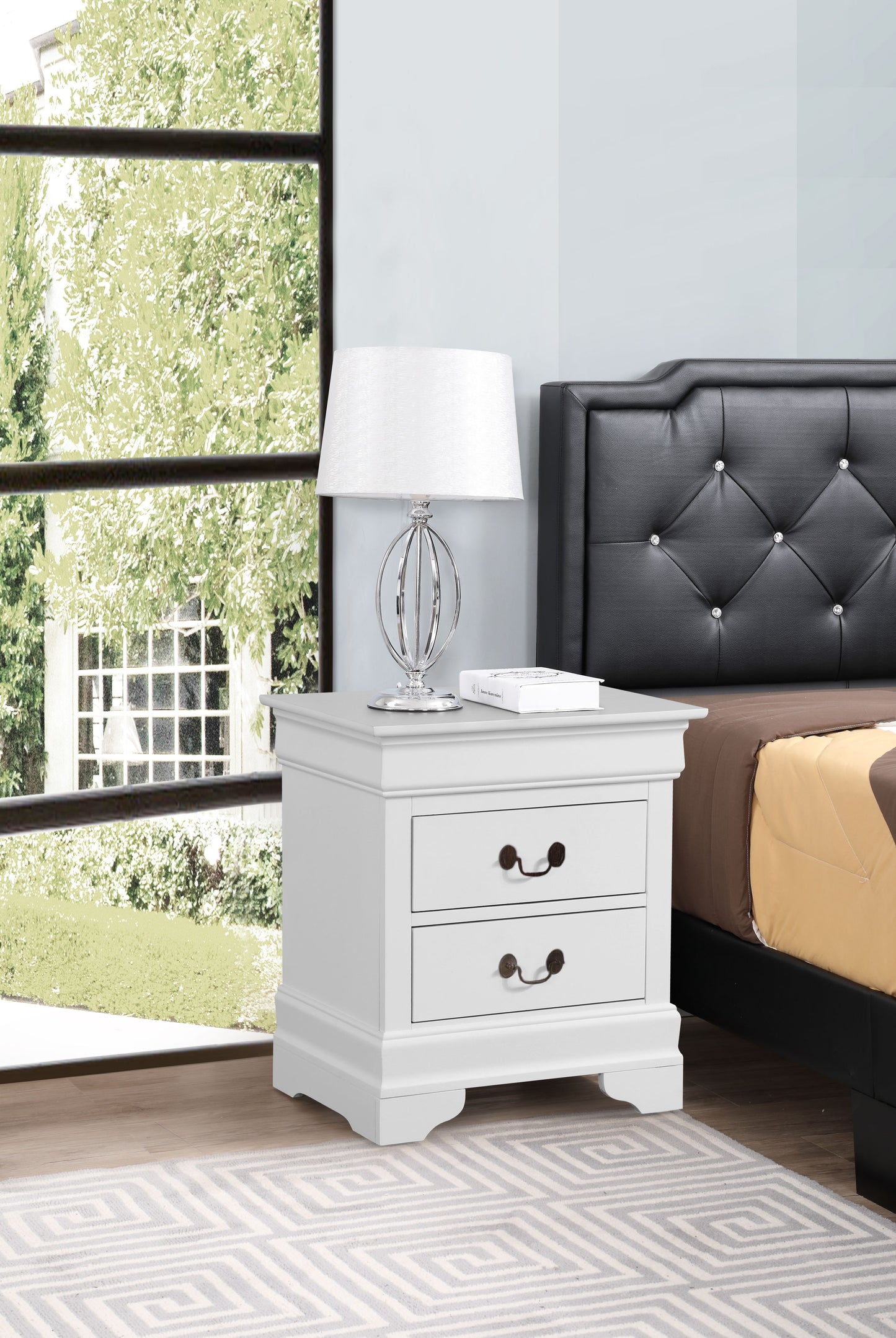 Louis Phillipe - Elegant Nightstand - White