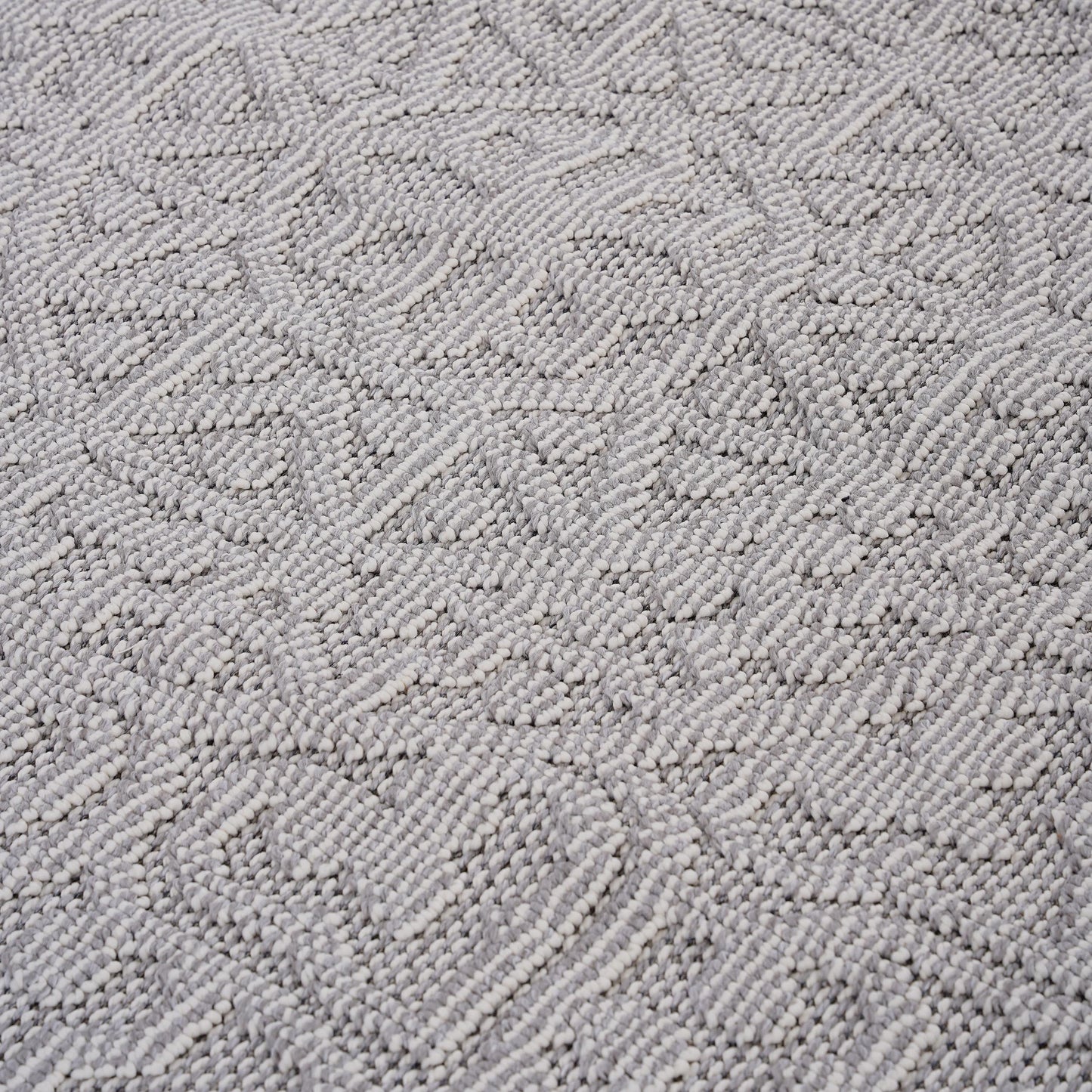 Guros - 6' X 9' Medallion Indoor / Outdoor Area Rug - White / Ivory