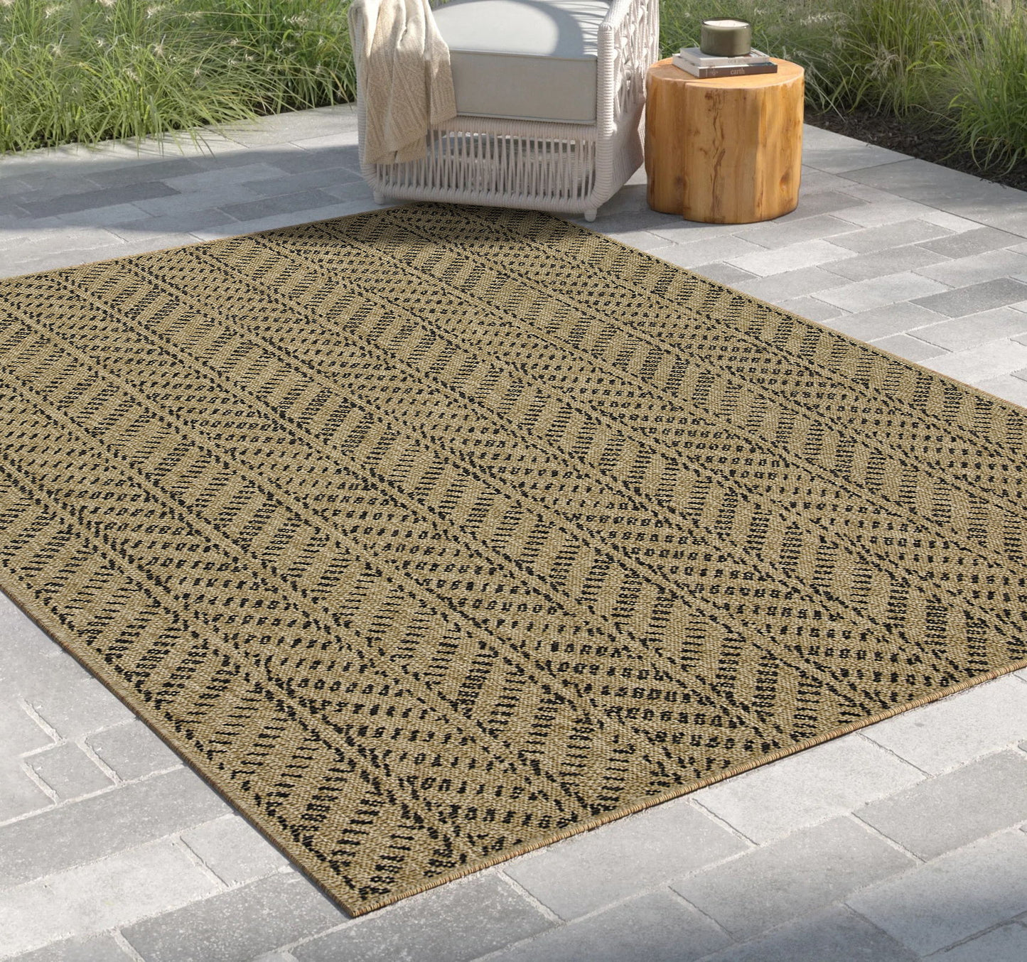Earth - 5'3" X 7'3" Indoor, Outdoor Area Rug - Natural / Black