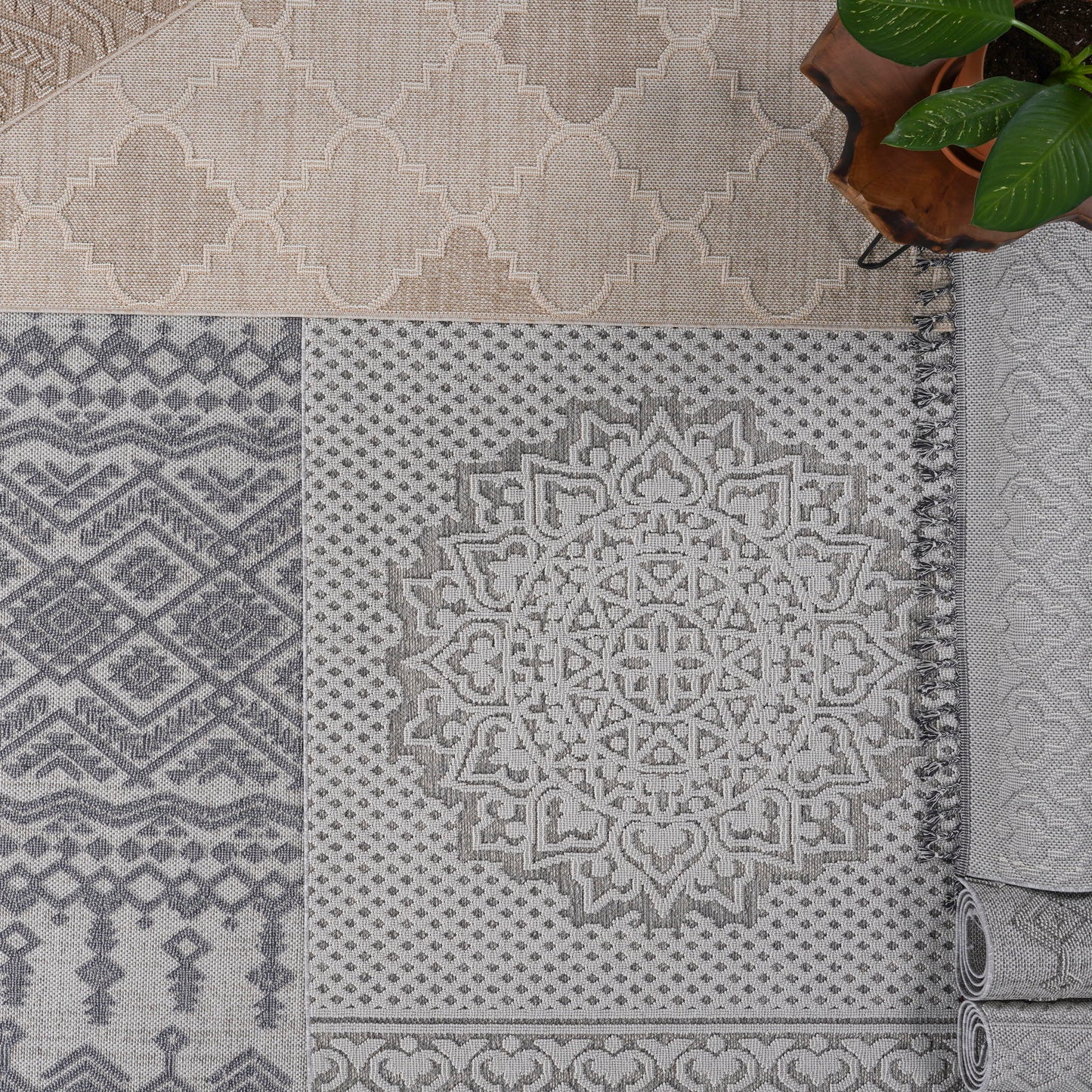 Guros - 8' X 10' Traditional Indoor / Outdoor Area Rug - White / Gray