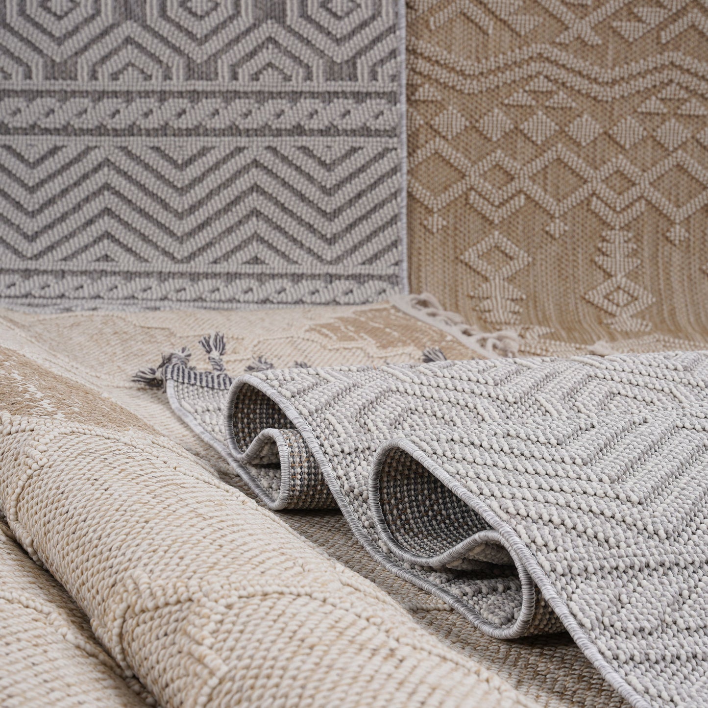 Guros - 6' X 9' Medallion Indoor / Outdoor Area Rug - White / Ivory