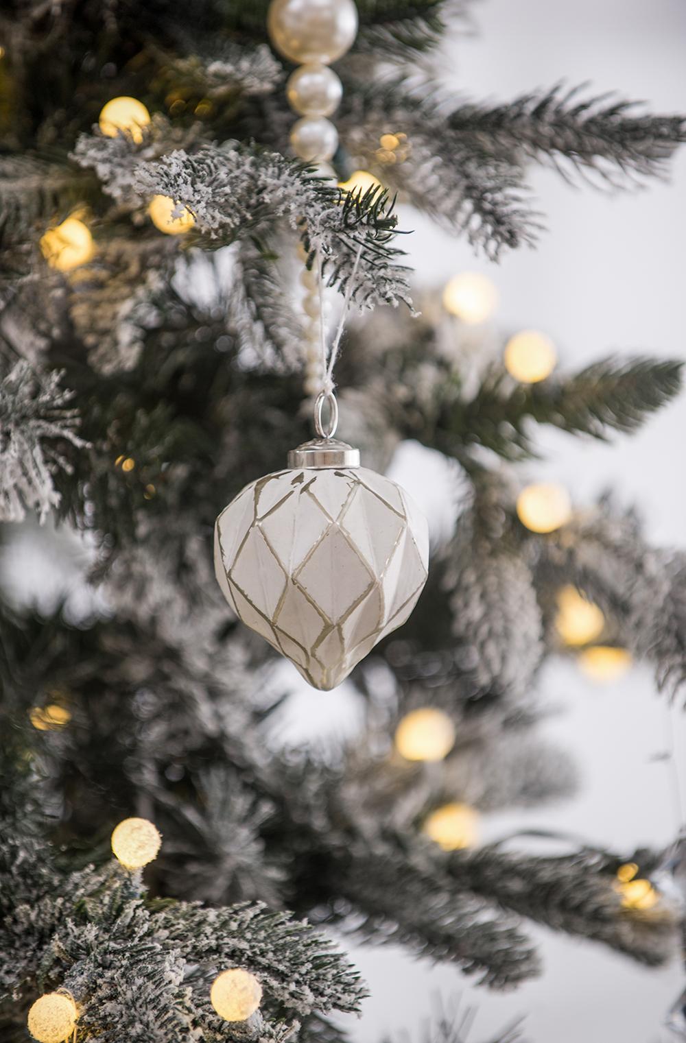 Christmas Ball Ornaments, Glass Decorative Hanging Ball Christmas Tree Ornaments For Holiday Decorations (Set of 6) - White